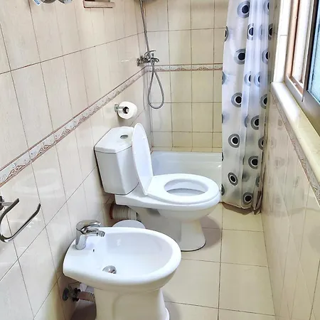 Lb Center تيرانا